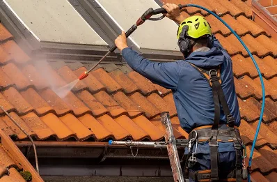 Démoussage et hydrofuge de toiture à Roussas